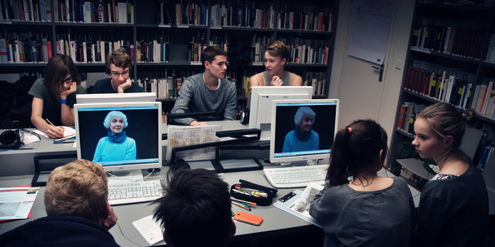 Jugendliche sitzen an Computerarbeitsplätzen
