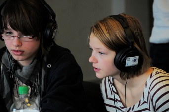 Zwei Mädchen mit Kopfhörern