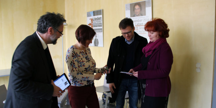 Farbfoto, zwei Frauen und zwei Männer im Gespräch