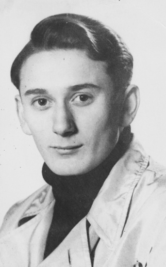 Einzelporträt eines jungen Mannes als Bruststück.Alte und verblichene Schwarz-Weiß-Fotografie.