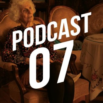 Podcast 07 in weißer Schrift vor sitzender Éva Pusztai-Fahidi im Hintergrund.