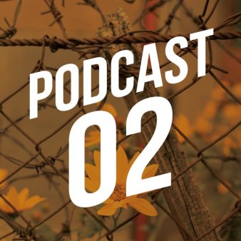 Podcast 02 in weißer Schrift vor Zaun im Hintergrund.