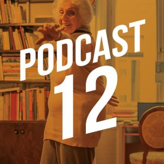 Podcast 12 in weißer Schrift vor tanzender Éva Pusztai-Fahidi im Hintergrund.