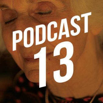 Podcast 13 in weißer Schrift vor Gesicht von Éva Pusztai-Fahidi im Hintergrund.