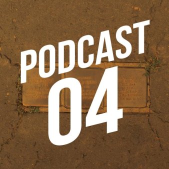 Podcast 04 in weißer Schrift vor Stolperstein im Hintergrund.