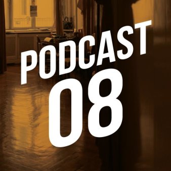 Podcast 08 in weißer Schrift vor Saal im Hintergund.