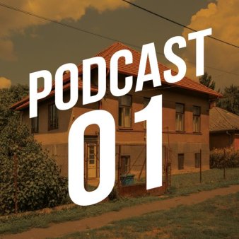 Podcast 01 in weißer Schrift vor Haus im Hintergrund.