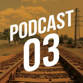 Podcast 03 in weißer Schrift vor Schienen im Hintergrund.