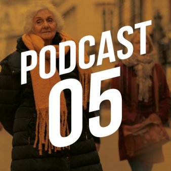 Podcast 05 in weißer Schrift vor Éva Pusztai-Fahidi im Hintergrund.