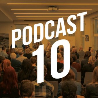 Podcast 10 in weißer Schrift vor Veranstaltungssaal im Erinnerungsort Topf & Söhne.