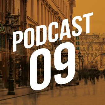 Podcast 09 in weißer Schrift vor Häuserfassade im Hintergrund.