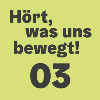 Audio Logo: „Hört, was uns bewegt! 03“ in schwarzer Schrift auf grünem Hintergrund.