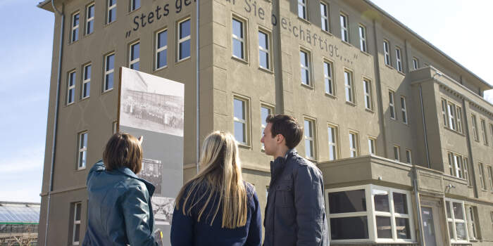 Erinnerungsort Topf & Söhne unterstützt das Albert-Schweitzer-Gymnasium als Schule ohne Rassismus – Schule mit Courage