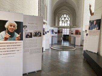 Farbfoto, bedruckte Banner mit Schriftzug Un-er-setz-bar in einem Raum