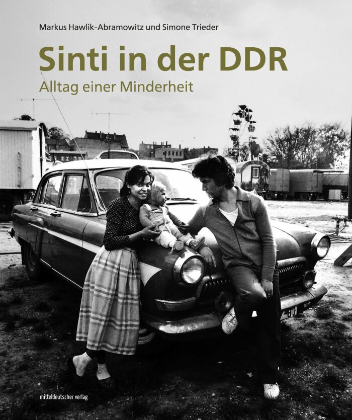 Buchcover „Sinti in der DDR“ Eine junge Frau und ein junger Mann stehen zusammen mit einem Kleinkind in ihrer Mitte vor einem Auto