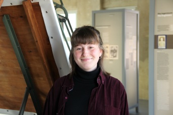 Amelie Benz FSJ 2021 Eine Frau vor einem Zeichentisch