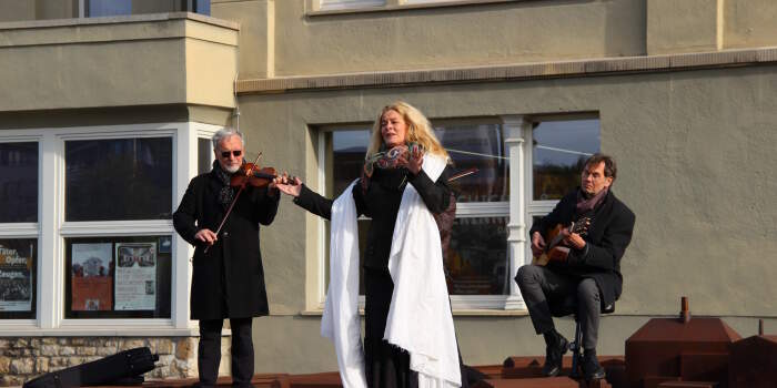 Gedenkkonzert von The String Company am 9. November 2023 auf dem Vorplatz des Erinnerungsorts Topf & Söhne
