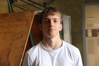 Junger Mann in Ausstellung