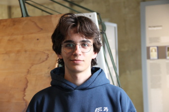 Junger Mann in einer Ausstellung 