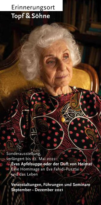 Farbfoto eine alte Frau sitzt auf einem Stuhl